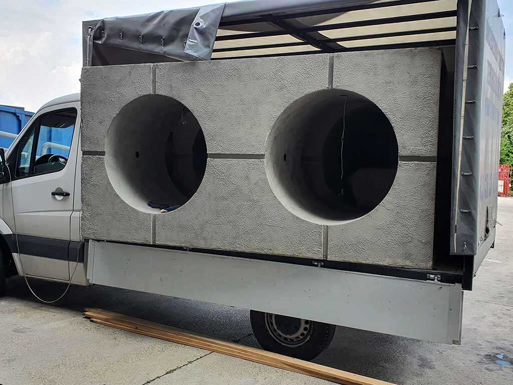 Nehéz tárgy szállítás nagy súlyú betonelemmel teherautón