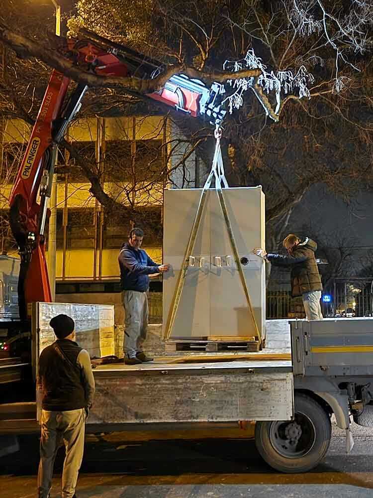 Nehéz tárgy szállítás tapasztalt csapattal, darus emeléssel