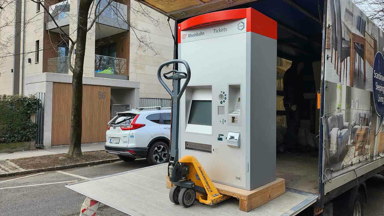 Nehéz tárgy szállítás jegyautomata biztonságos mozgatásával