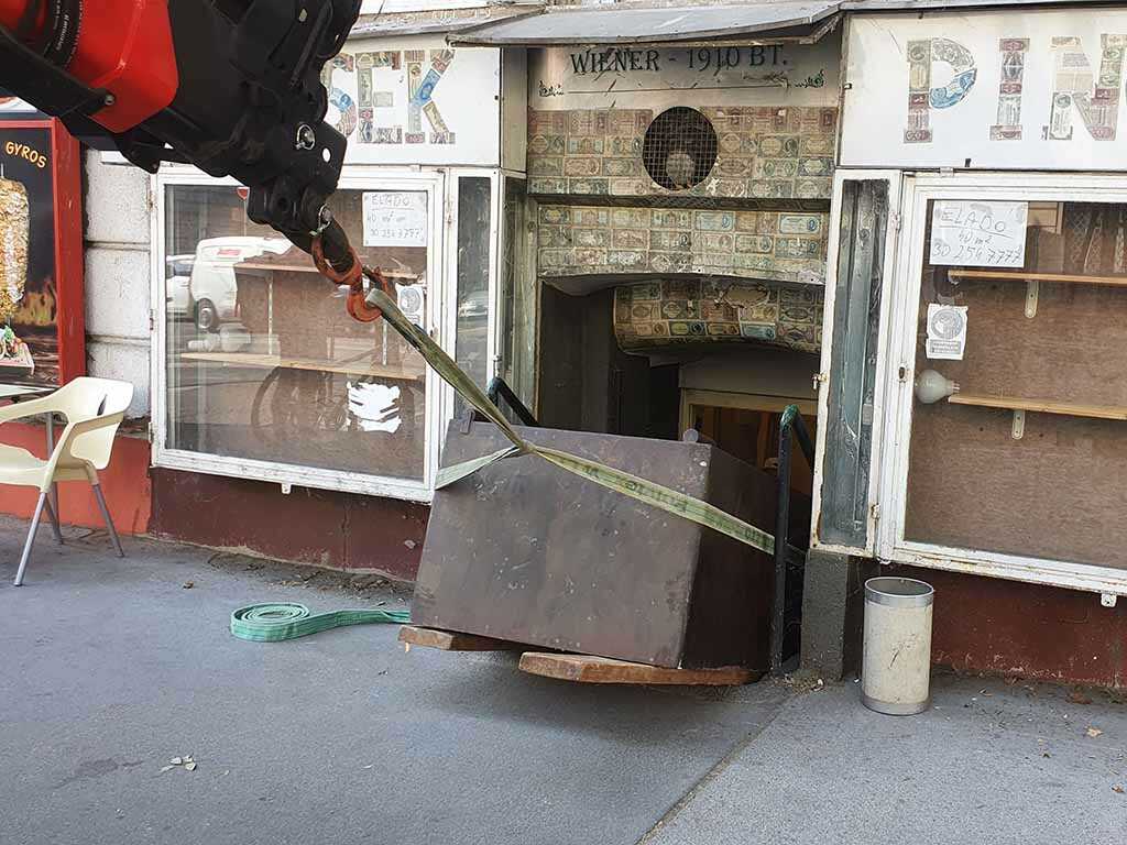 Páncélszekrény kiemelése daruval üzlethelyiségből bonyolult helyszínen