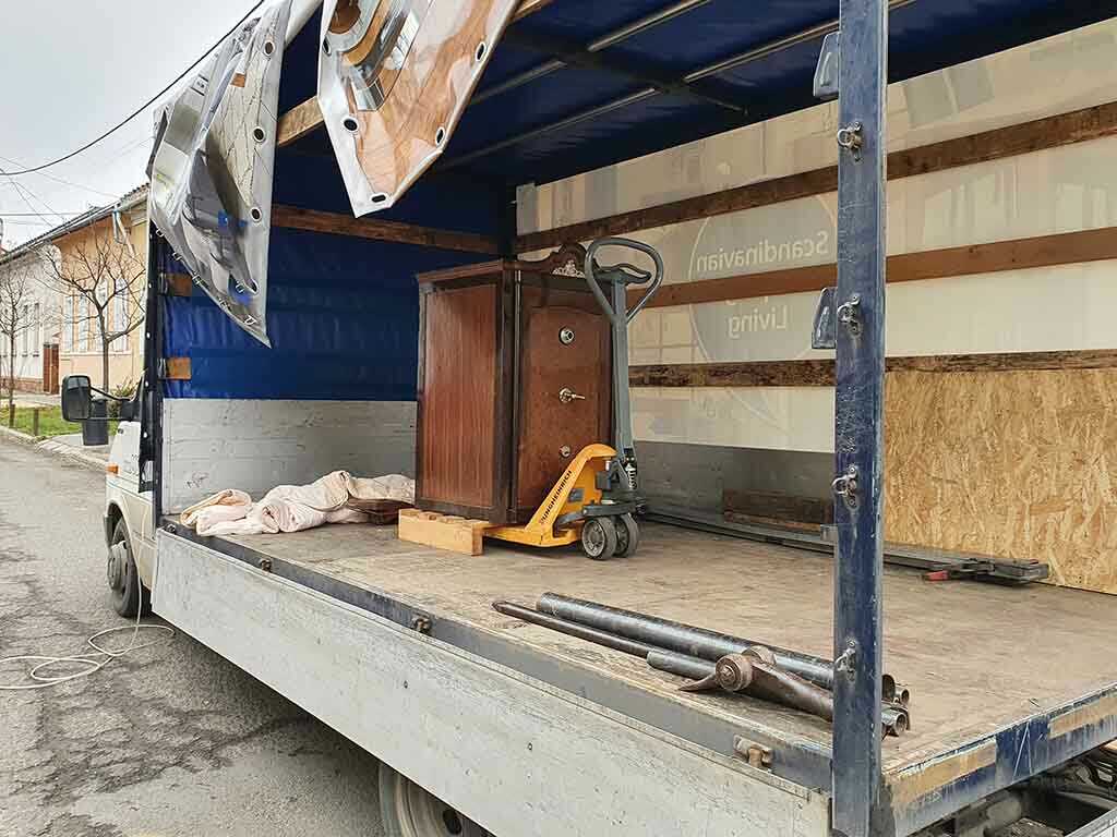 Páncélszekrény szállítása teherautón biztonságos rögzítéssel és emelőeszközzel